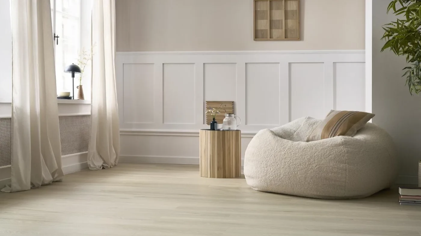 Vaalea beige vinyylilattia olohuoneessa, jossa valkoinen paneeliseinä