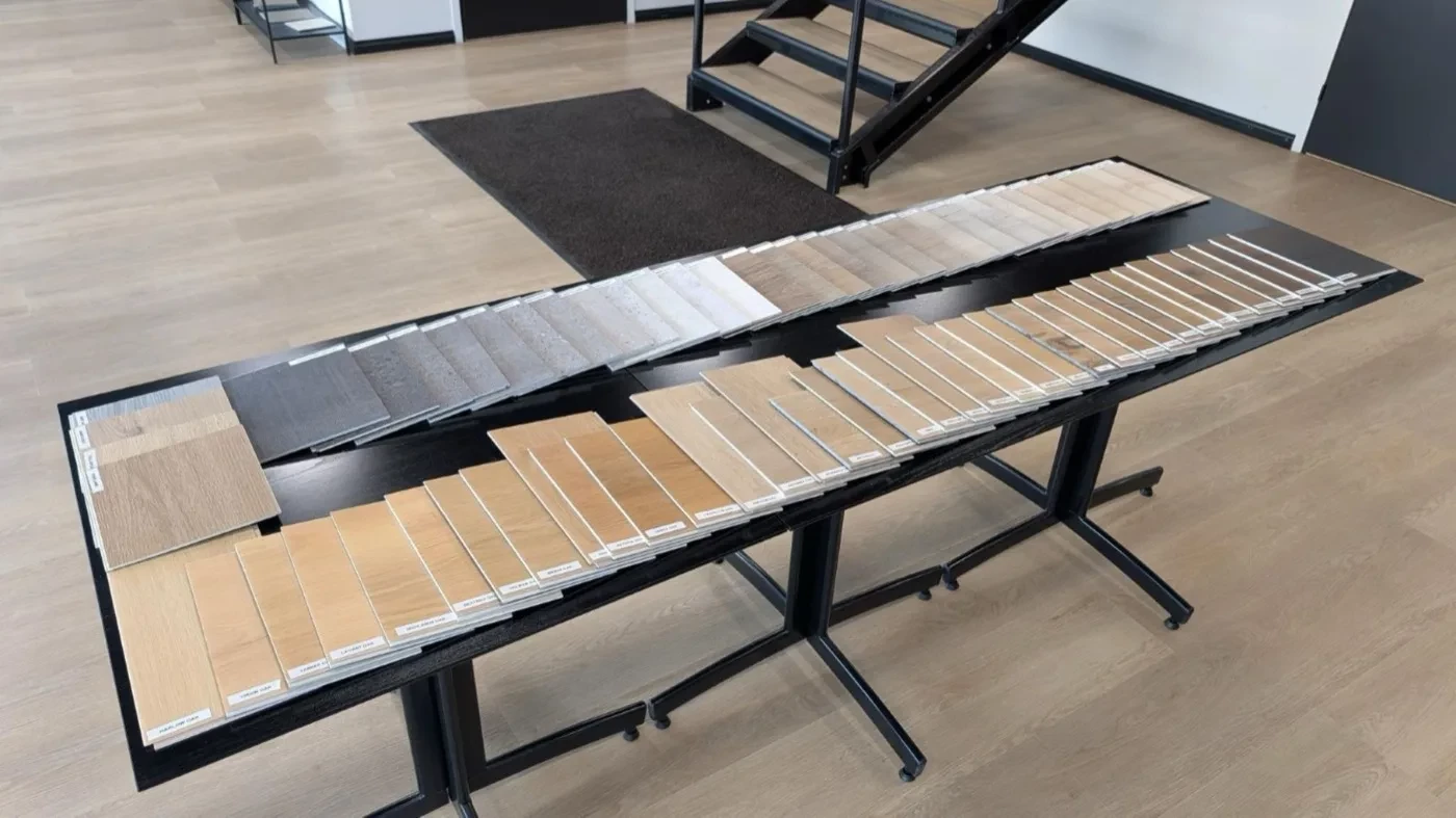 Vinyylilattiakaupan mallipalat esillä showroomin pöydällä